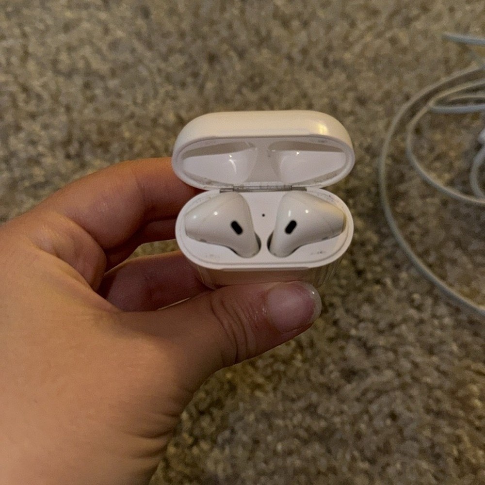 2nd Gen Apple AirPods